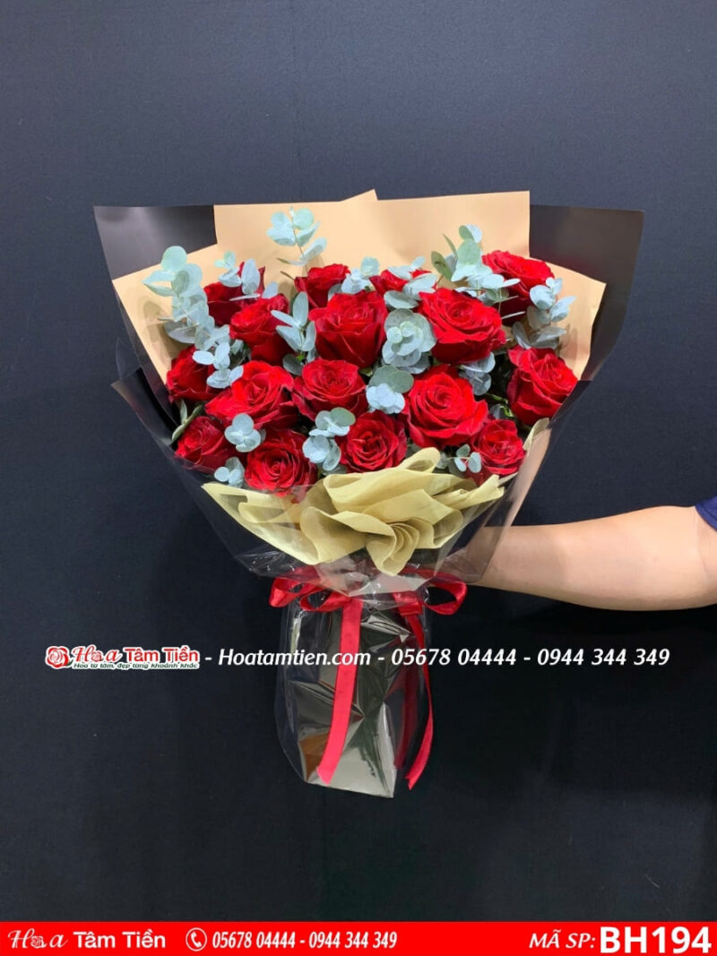 bó hoa hồng đỏ mix lá bạc gói giấy nâu đen
