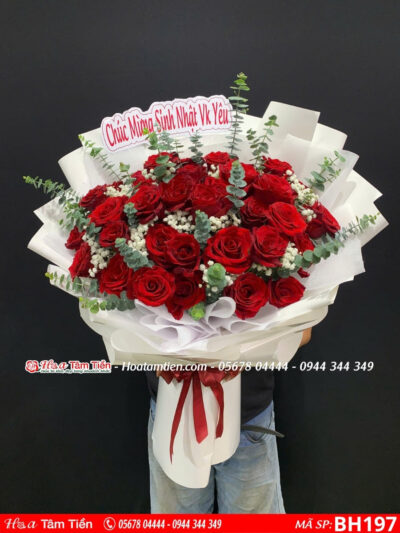 bó hoa hồng đỏ mix baby lá dola nhí gói giấy trắng