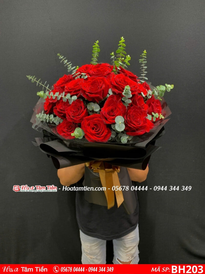 Bó hoa hồng đỏ ecuador mix lá dola gói giấy đen