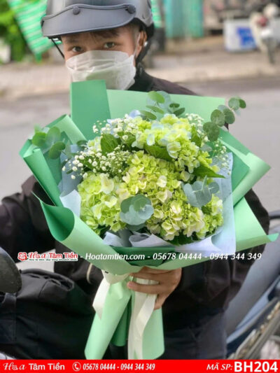 Bó hoa cẩm tú cầu xanh bơ mix hoa baby lá bạc gói giấy xanh