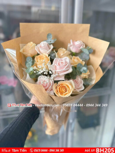 bó hoa hồng mỡ gà phối cùng hồng pastel gói giấy báo