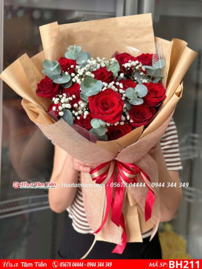 bó hoa hồng đỏ mix giấy báo tại shop hoa bà rịa