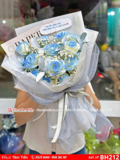 bó hoa hồng xanh dương nhạt mix chanh giấy trắng
