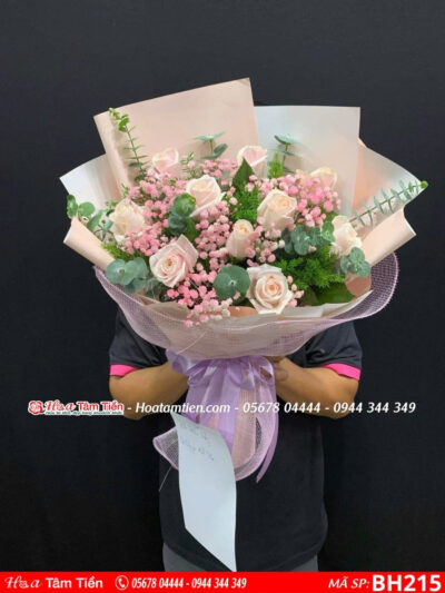 bó hoa hồng pastel mix baby hồng lá bạc gói giấy trắng hồng