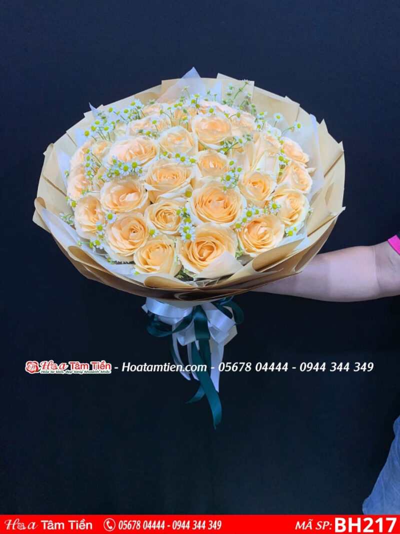 bó hoa hồng mỡ gà mix cúc tana gói giấy báo