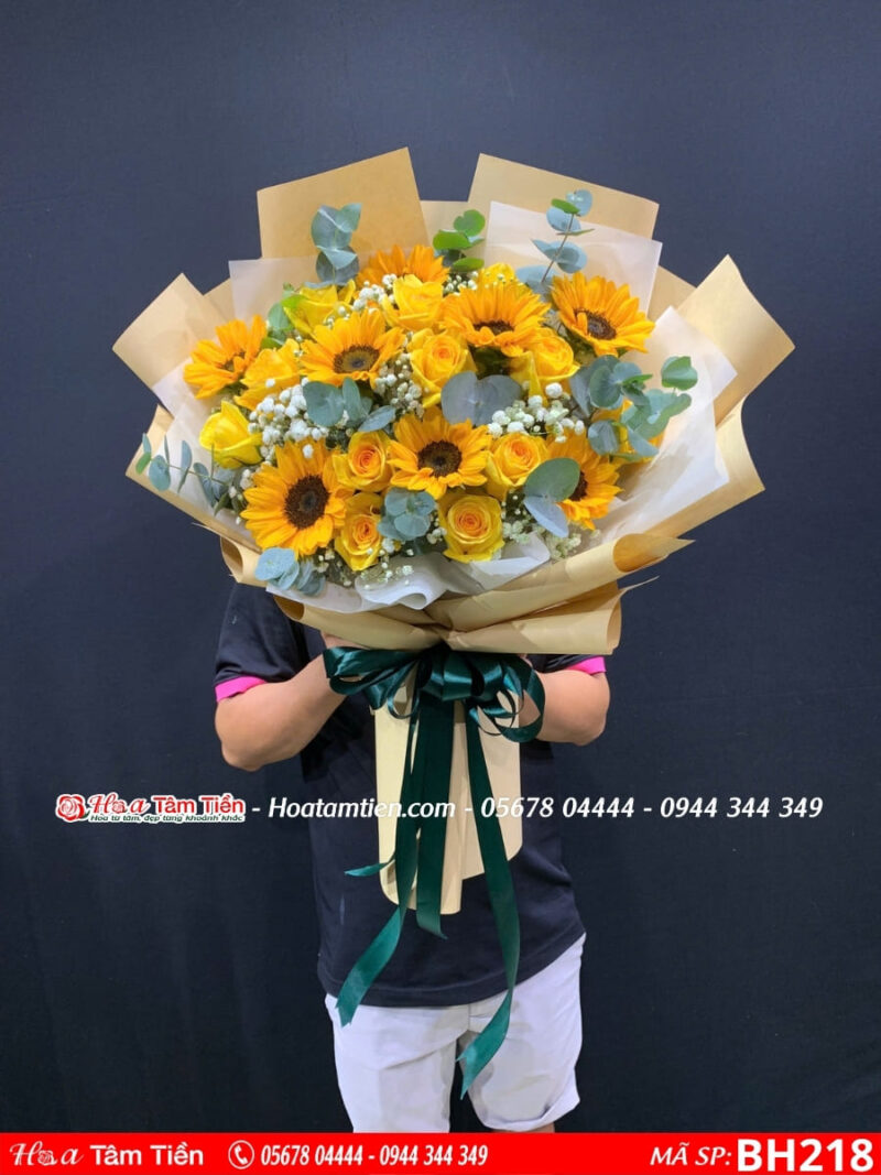 bó hoa hồng vàng mix hoa hướng dương gói giấy báo