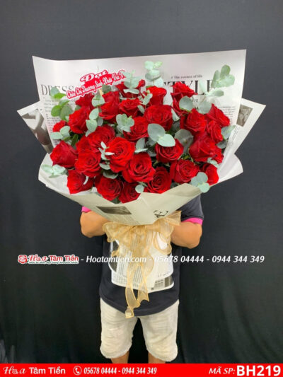 bó hoa hồng đỏ mix lá bạc gói giấy trắng chữ