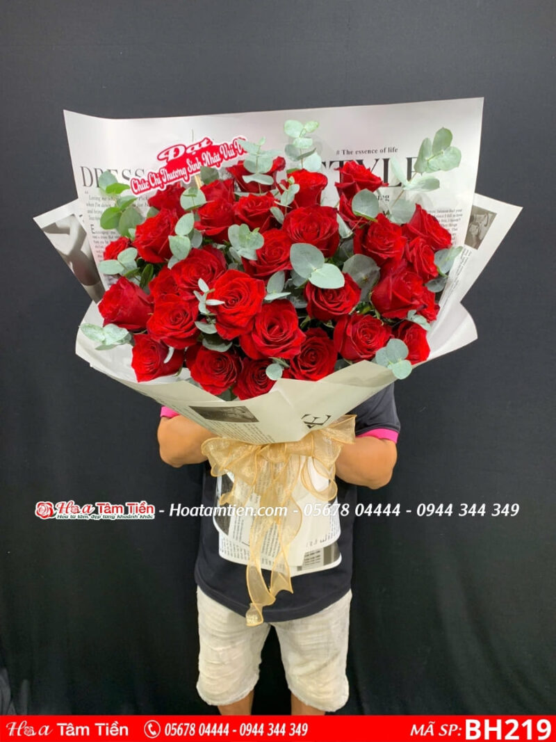 bó hoa hồng đỏ mix lá bạc gói giấy trắng chữ