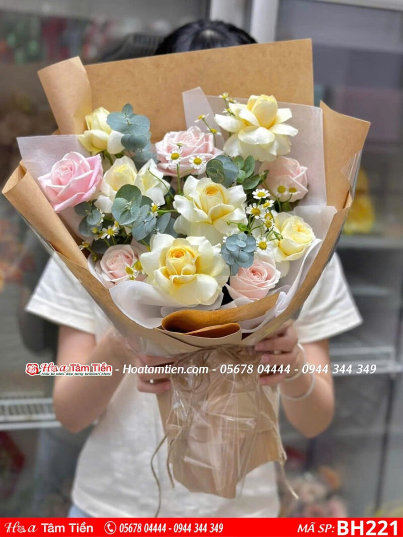 bó hoa hồng victo vàng tách cánh mix hồng pastel gói giấy báo