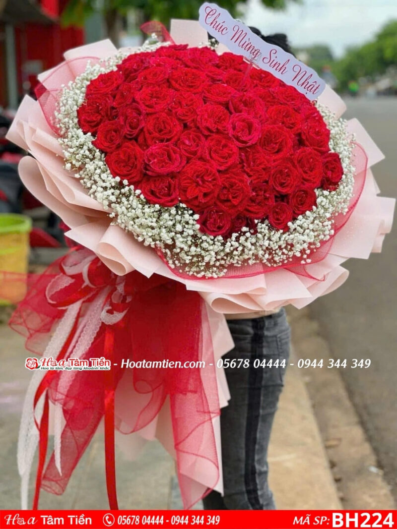 bó hoa hồng ohara đỏ bó tròn viền hoa baby trắng gói giấy hồng