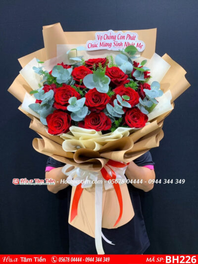 bó hoa hồng đỏ mix lá bạc gói giấy 2 màu trắng vàng