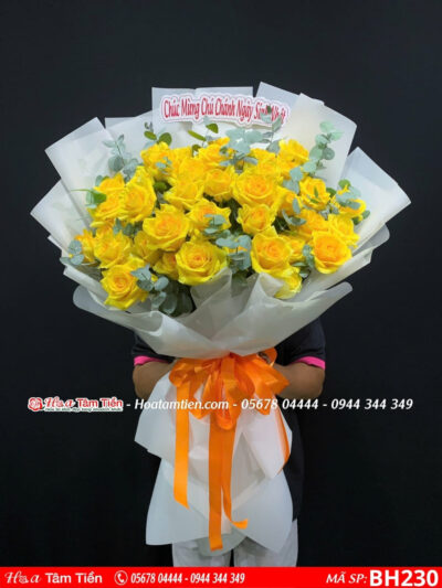 bó hoa hồng vàng mix lá bạc gói giấy trắng