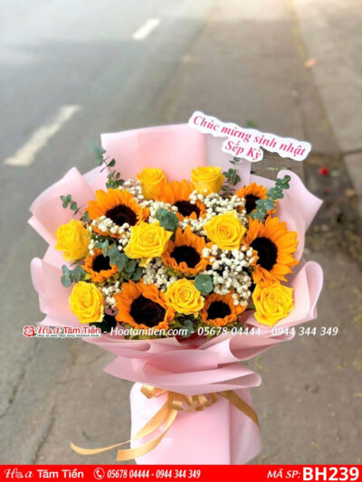 bó hoa hồng mix hướng dương giấy phối màu hồng