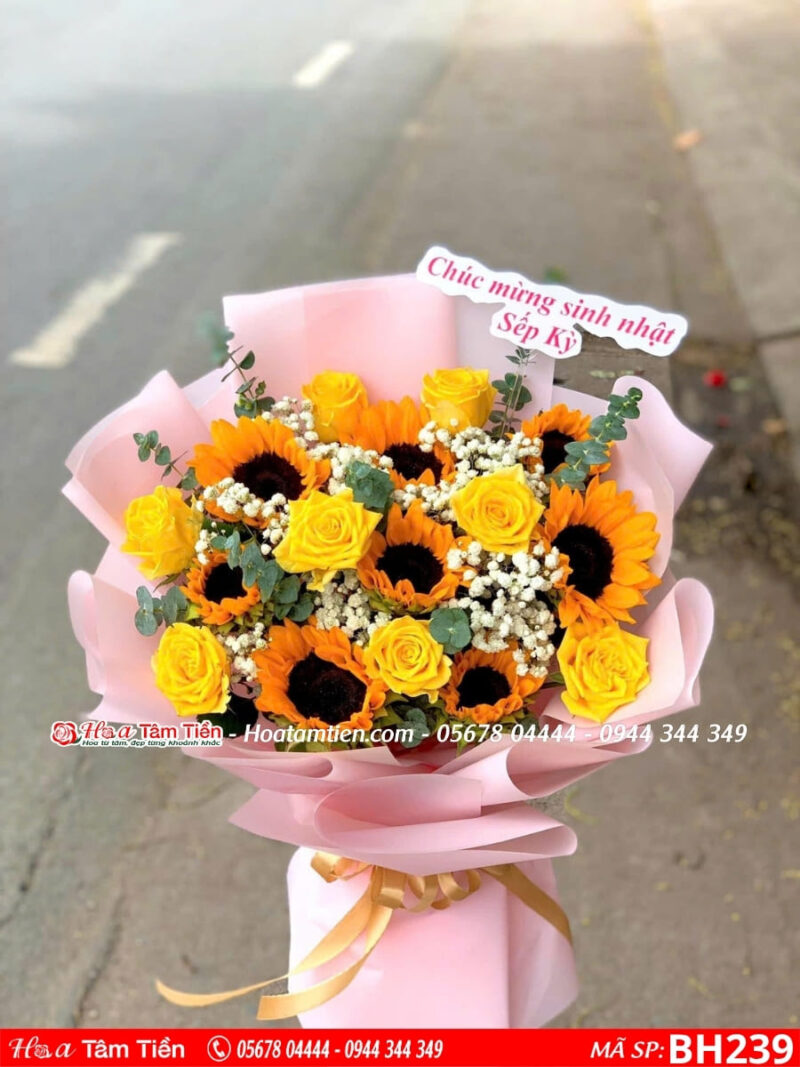 bó hoa hồng mix hướng dương giấy phối màu hồng