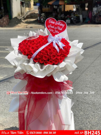 bó hoa hồng đỏ tròn phối cùng giấy trắng khổng lồ