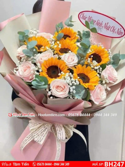 Bó hoa hồng kem dâu mix hoa hướng dương gói giấy hồng 2 màu