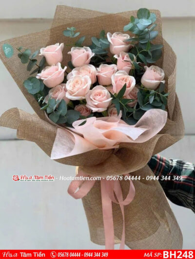 bó hoa hồng pastel mix lá bạc gói giấy bố