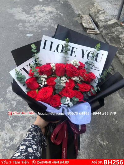 Bó hoa hồng đỏm phối giấy trăng đen chữ i love you
