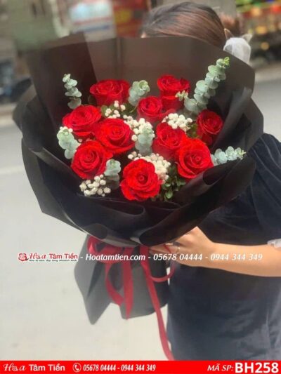 bó hoa hồng đỏ 10 bông mix baby lá bạc gói giấy đen