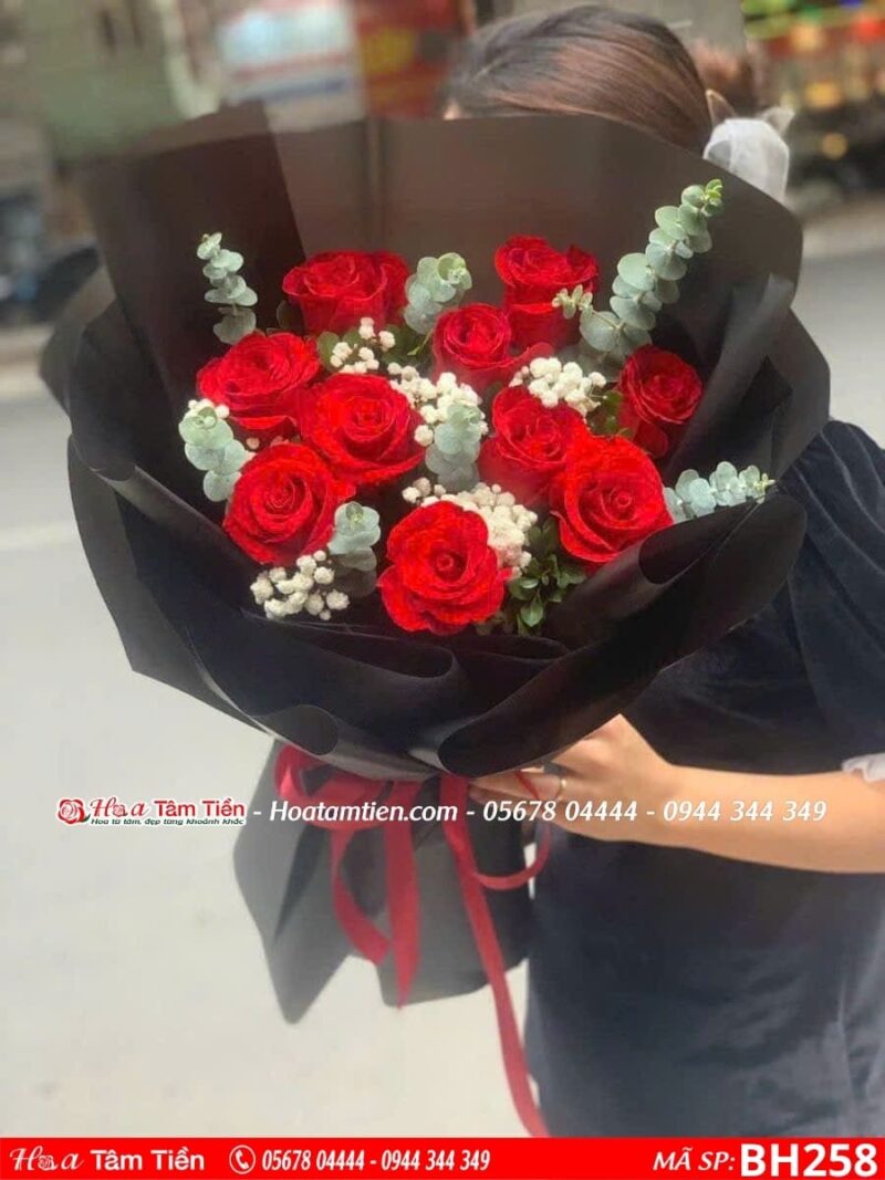bó hoa hồng đỏ 10 bông mix baby lá bạc gói giấy đen