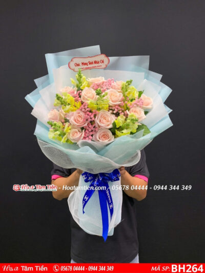 Bó hoa hồng pastel mix hoa mõm sói vàng gói giấy xanh dương nhạt
