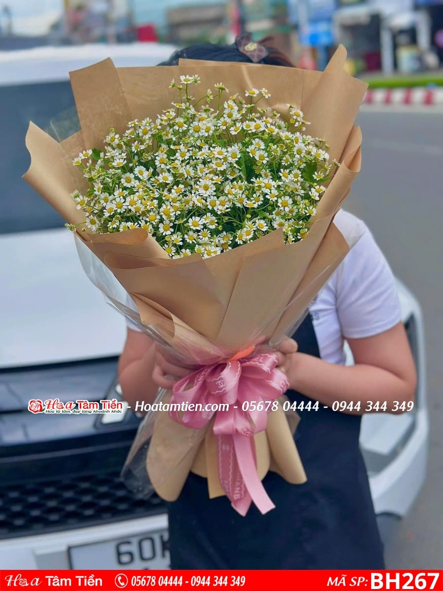bó hoa cúc tana phối cùng giấy báo