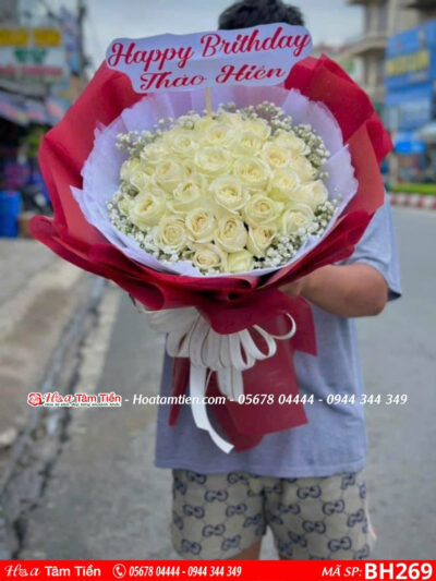 bó hoa hồng trắng bó tròn gói giấy trắng đỏ
