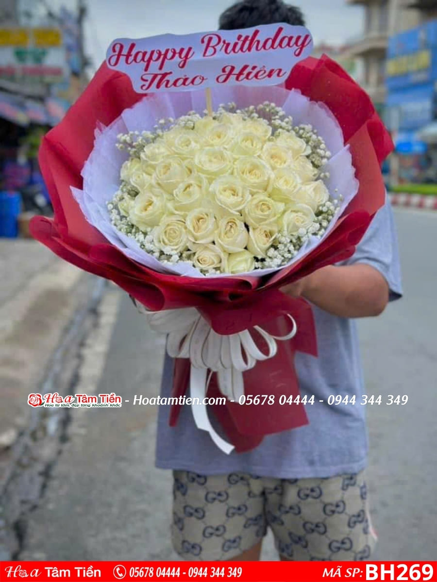 bó hoa hồng trắng bó tròn gói giấy trắng đỏ