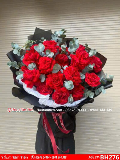bó hoa hồng đỏ phối lá bạc gói giây trắng đen sang trọng
