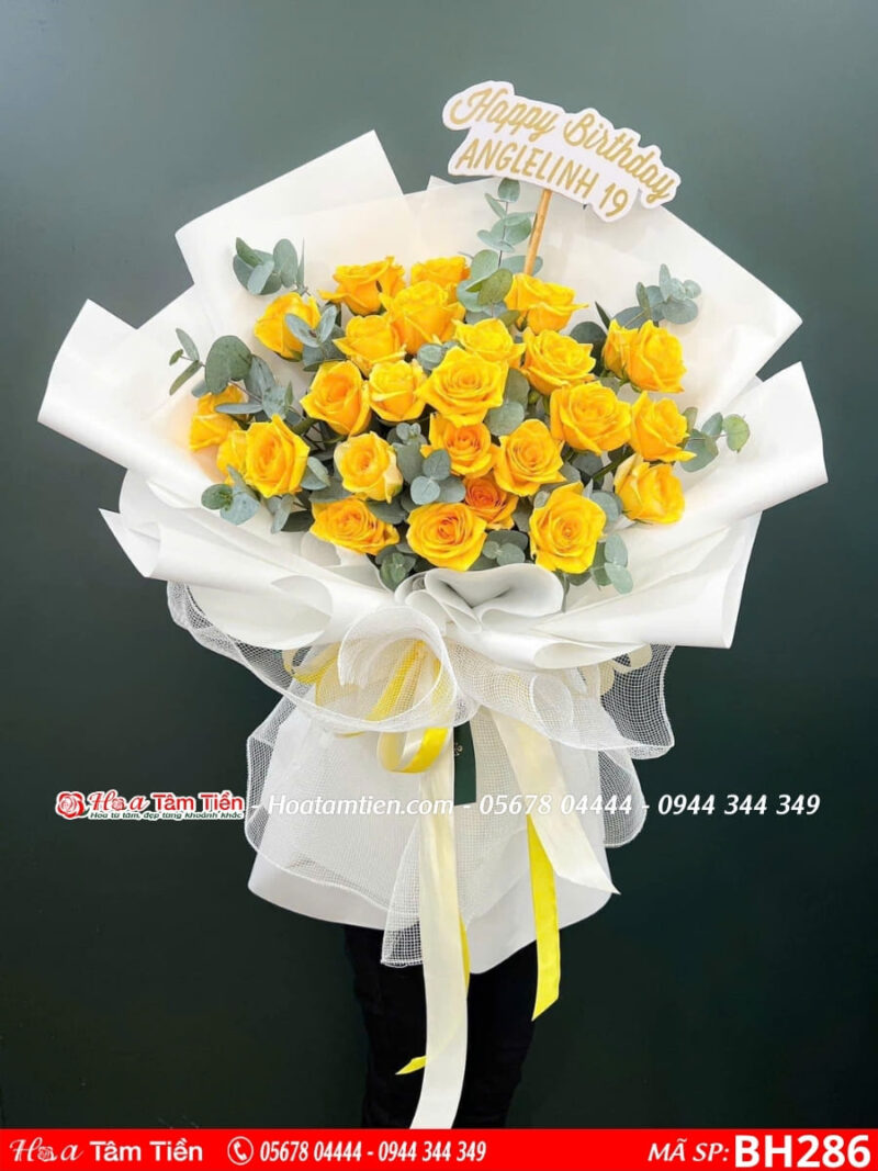 Bó hoa hồng vàng mix lá bạc gói giấy trắng tặng sinh nhật người lớn tuổi