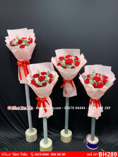 bó hoa hồng đỏ gói giấy hồng tặng hội nghị