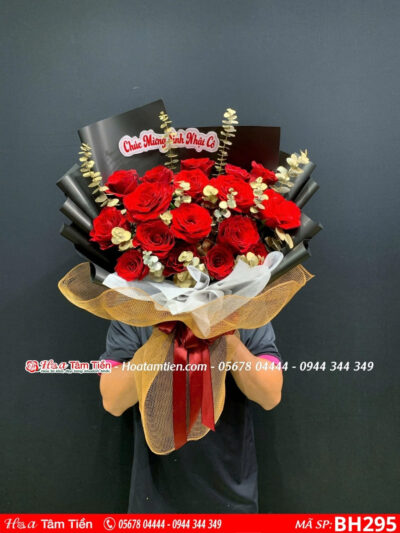 bó hoa hồng đỏ mix lá sơn màu đồng gói giấy đen tặng sinh nhật