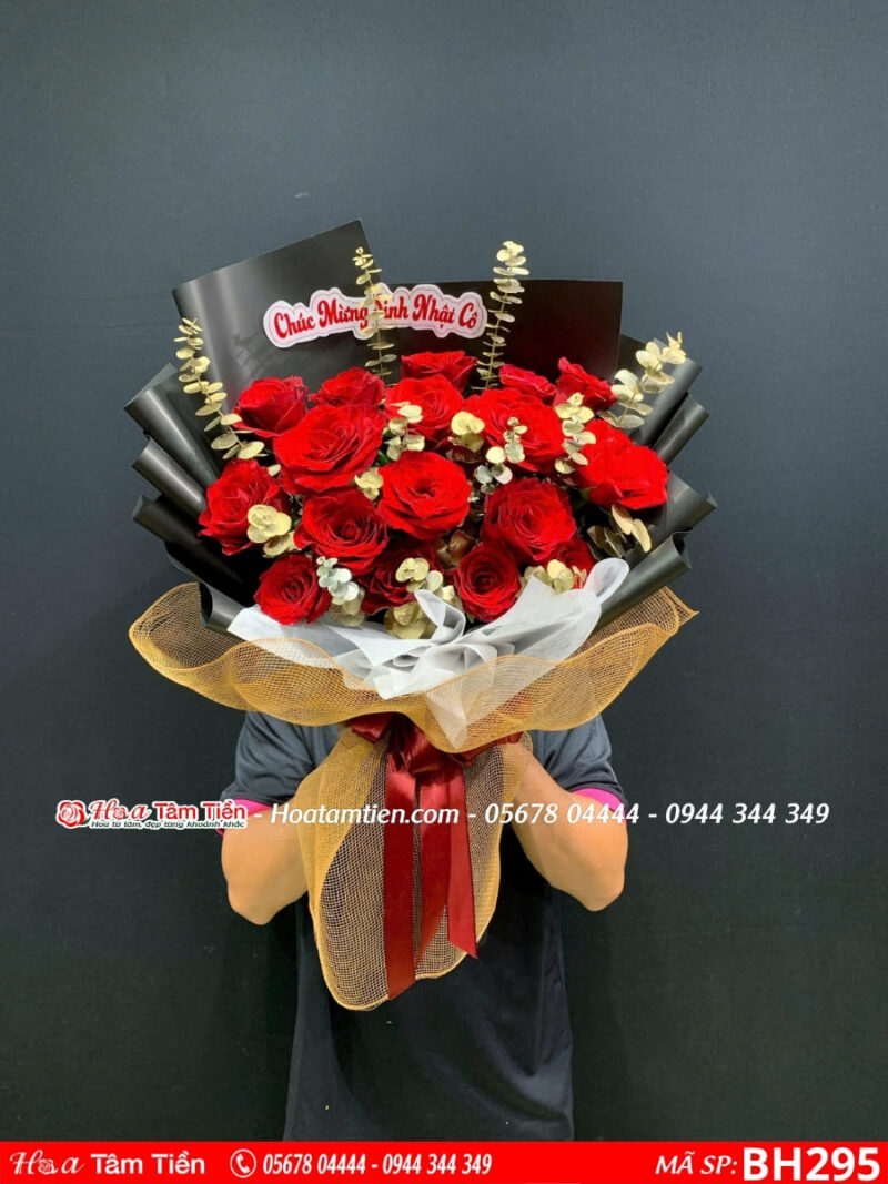 bó hoa hồng đỏ mix lá sơn màu đồng gói giấy đen tặng sinh nhật