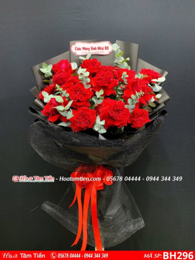bó hoa hồng ohara đỏ mix lá bạc gói giấy đen lưới đen tặng người yêu