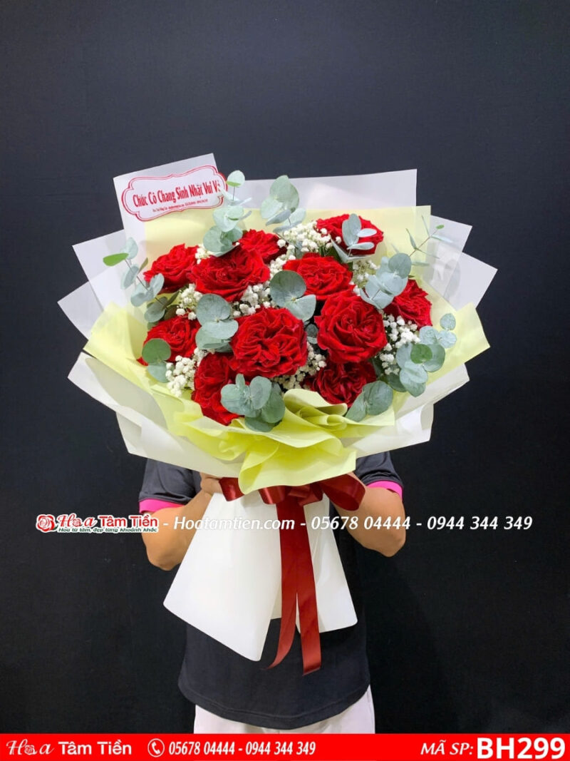 bó hoa hồng đỏ ohara mix hoa baby trắng và lá bạc gói giấy 2 màu vàng kem và trắng