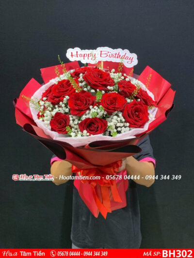 bó hoa hồng đỏ tròn mix baby trăng và cỏ đồng tiền gói giấy đỏ đô
