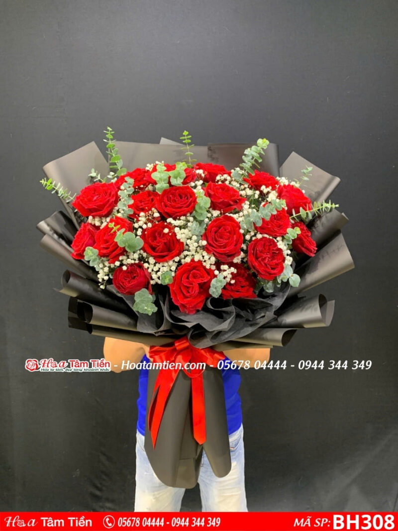Bó hoa hồng ohara đỏ mix lá bạc và baby trắng gói giấy đen
