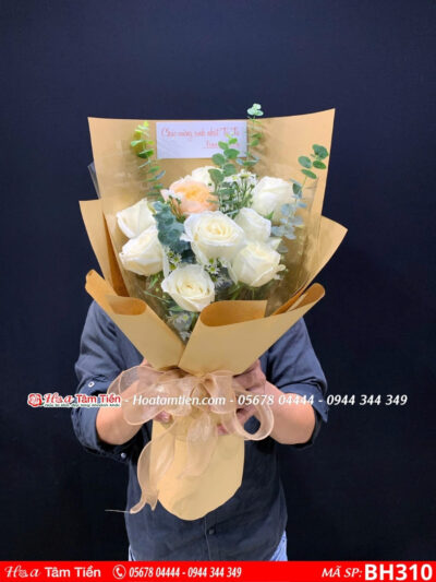bó hoa hồng trắng phối cùng hoa hồng mở gà và lá bạc