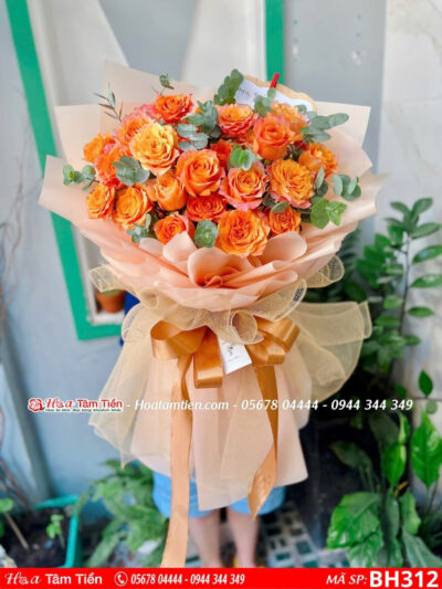 bó hoa hồng cam khổng mix giấy gói cam nhạt
