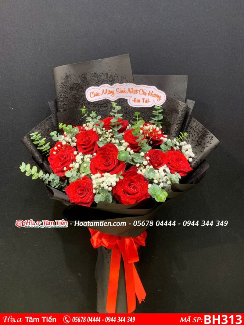 bó hoa hồng đỏ mix giấy đen sang trọng