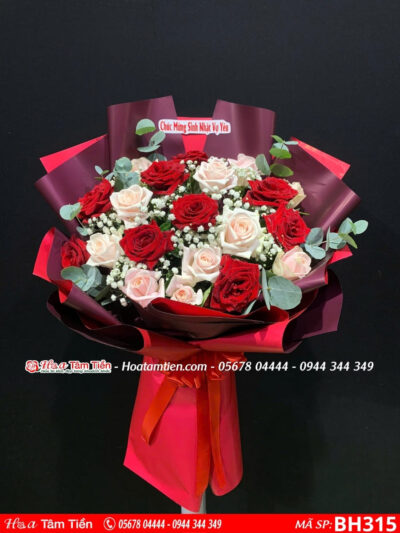bó hoa hồng pastel mix hoa hồng đỏ phối cùng baby trắng gói giấy đỏ đô