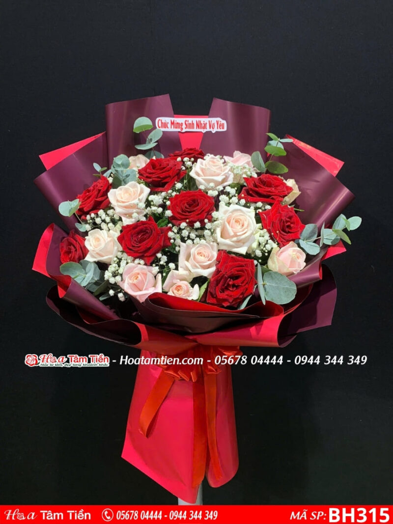 bó hoa hồng pastel mix hoa hồng đỏ phối cùng baby trắng gói giấy đỏ đô