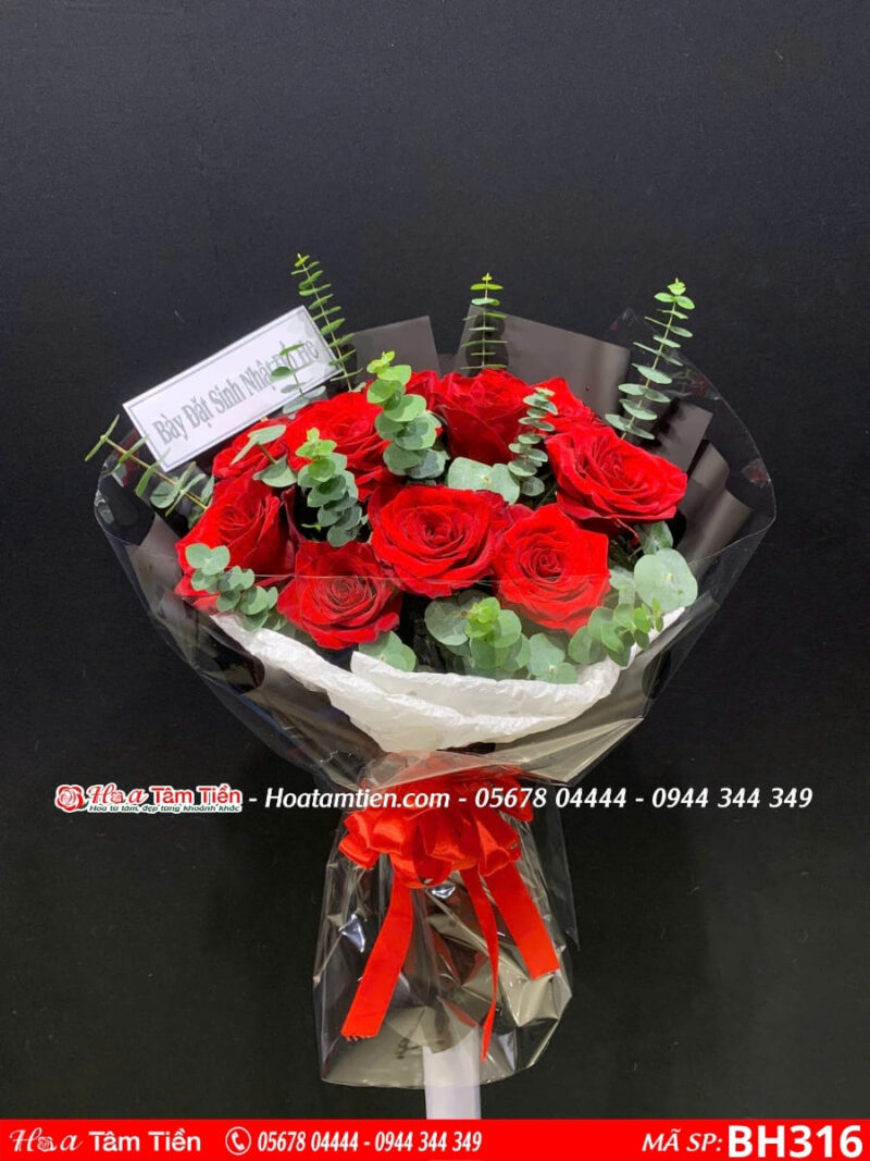 bó hoa 10 bông hồng đỏ ecuador mix cùng lá bạc gói giấy đen