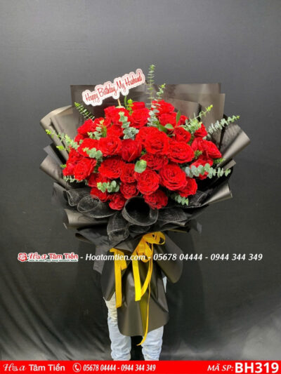 bó hoa hồng đỏ ohara mix cùng lá bạc gọi giấy đen lưới đen sang trọng tặng người yêu