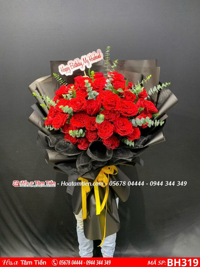 bó hoa hồng đỏ ohara mix cùng lá bạc gọi giấy đen lưới đen sang trọng tặng người yêu