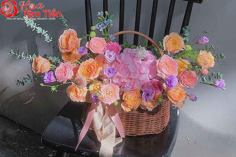 Màu sắc của giỏ hoa cũng đóng vai trò quan trọng