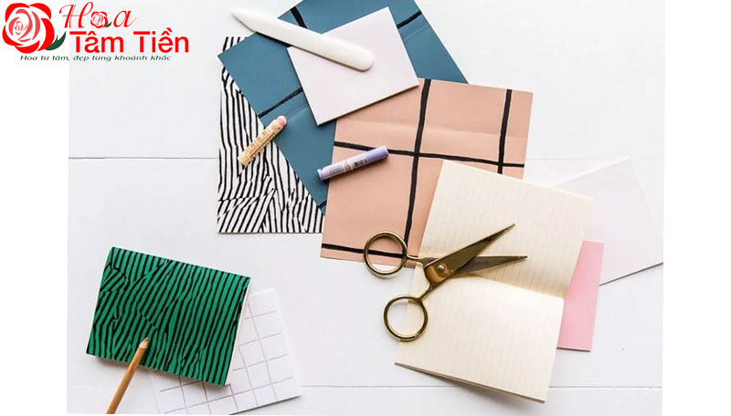 Chuẩn bị nguyên liệu và dụng cụ cần thiết để làm thiệp 20/11