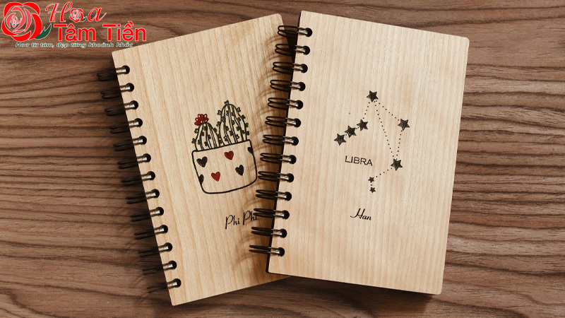 Hoa Tâm Tiền Sổ ghi chép tinh tế, có trang trí hoặc khắc tên