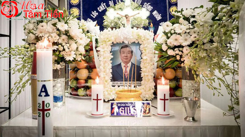 Cách trang trí bàn thờ và vòng hoa đám tang công giáo