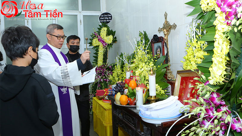 Cách trang trí bàn thờ và vòng hoa đám tang công giáo